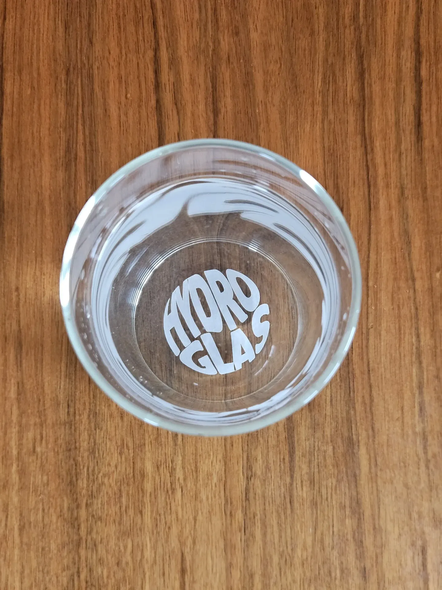 Boden des HydroGlas 1-Liter-Trinkglases mit eingeprägtem Logo