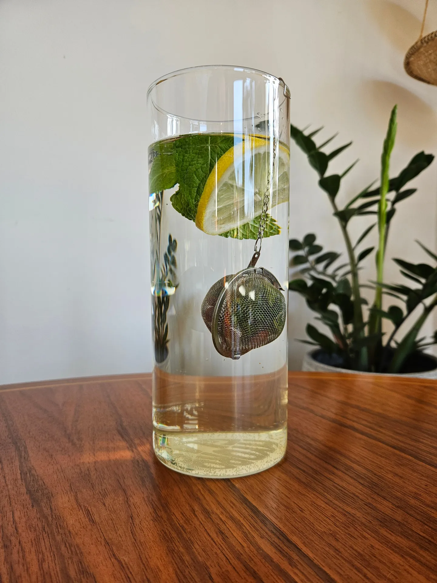 HydroGlas 1-Liter-Trinkglas ohne Deckel mit Zitrone und Minze
