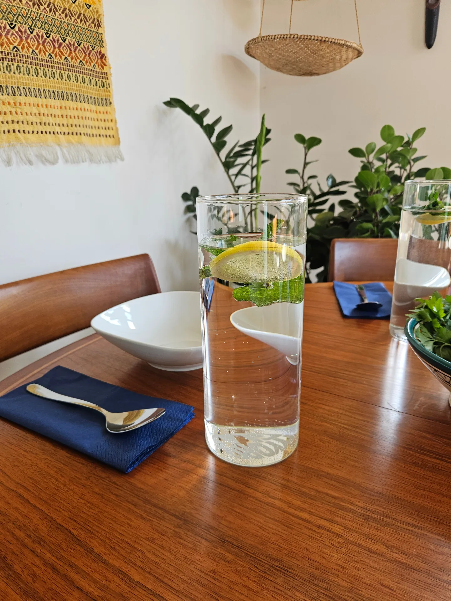 HydroGlas 1-Liter-Trinkglas ohne Deckel auf dem Esstisch